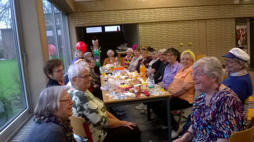 Bei der Hockergymnastik lassen wir unsere Geburtstagskinder hoch leben.