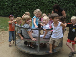 Kleinkinder auf dem Spielplatz am Greiffenhorstschlösschen