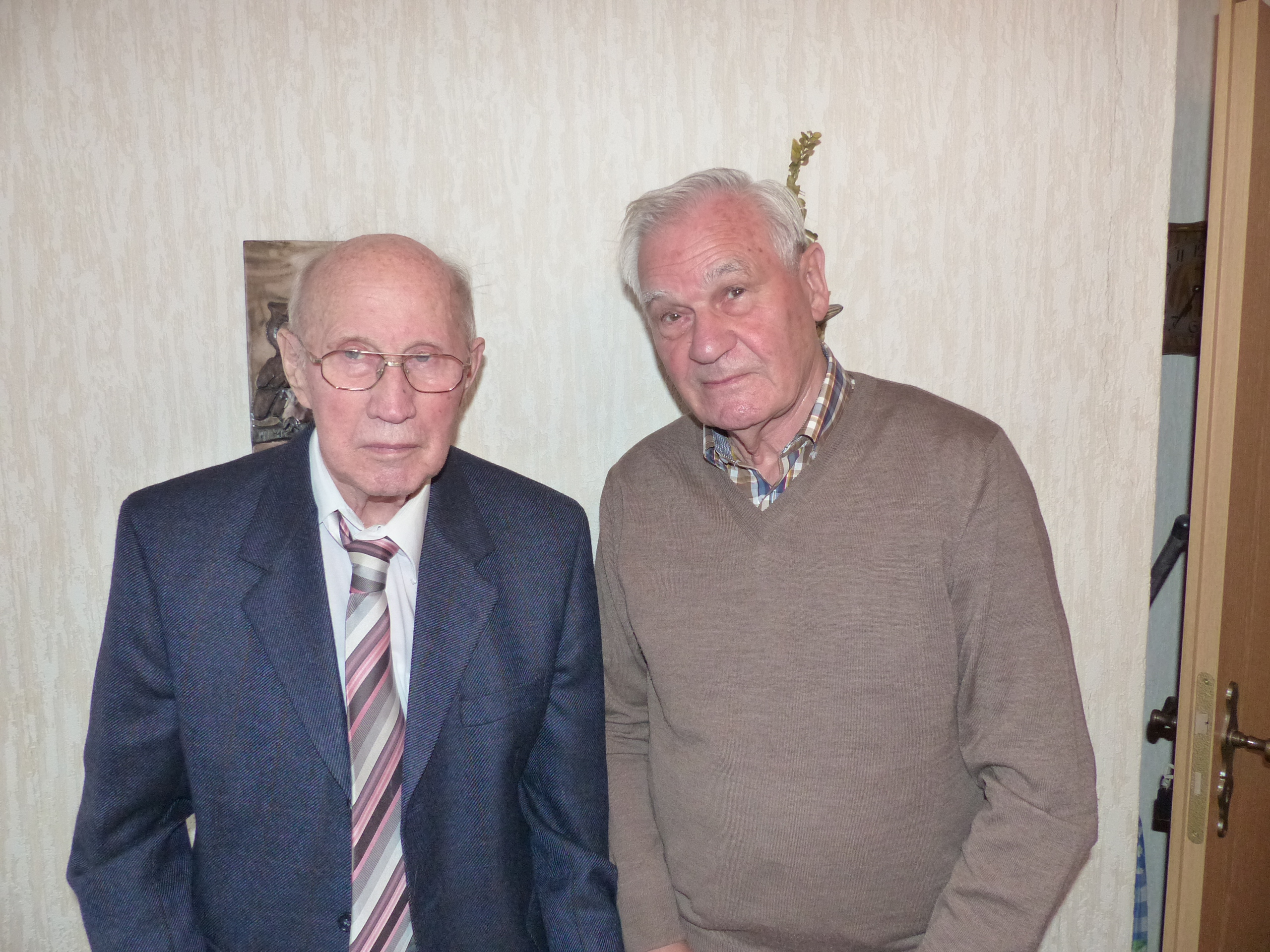 Der Ehrenvorsitzende Theo Tilosen gratuliert Helmut Enger zum 90. Geburtstag