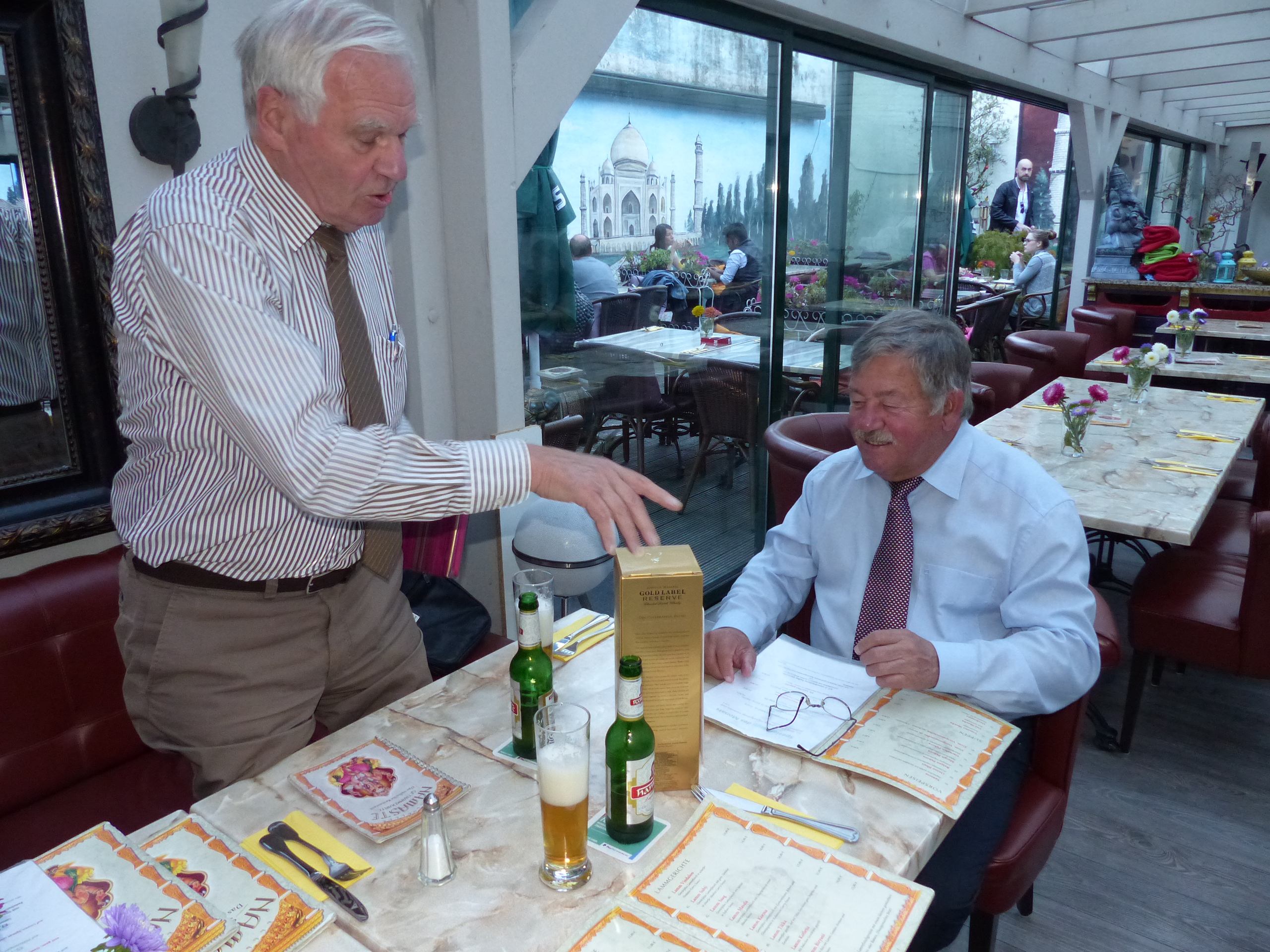 Theo Tilosen gratuliert Heinz Pelmter