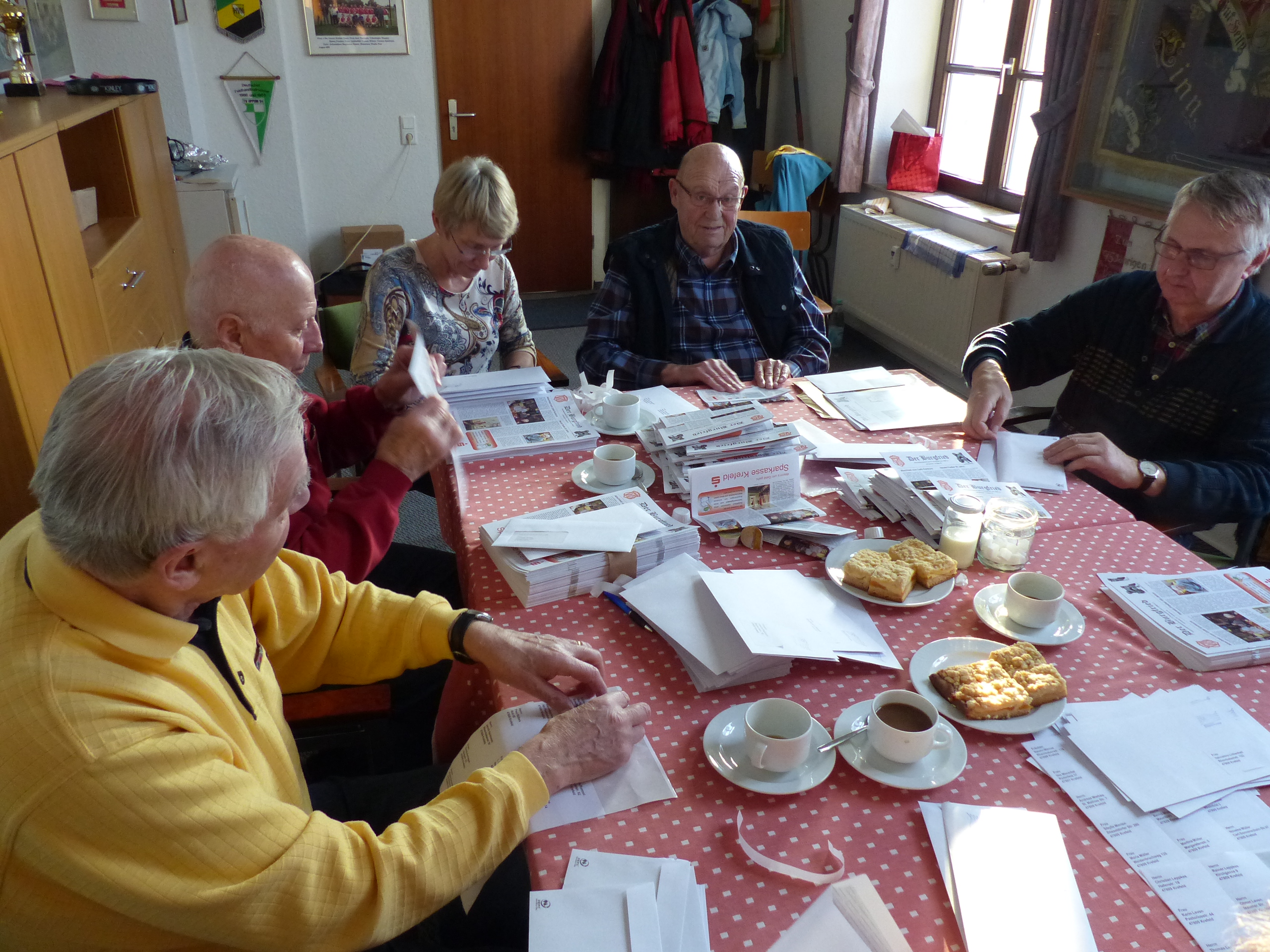 Fleißige Helfer beim Falten und Eintüten unserer Vereinszeitung im Geschäftszimmer