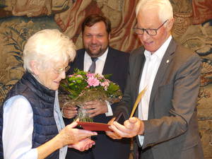 Dieter Hofmann überreichte Gerlinde die Urkunde, im Hintergrund der Oberbürgermeister Frank Meyer