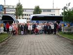 Aufstellung vor den beiden Bussen vor der Abfahrt