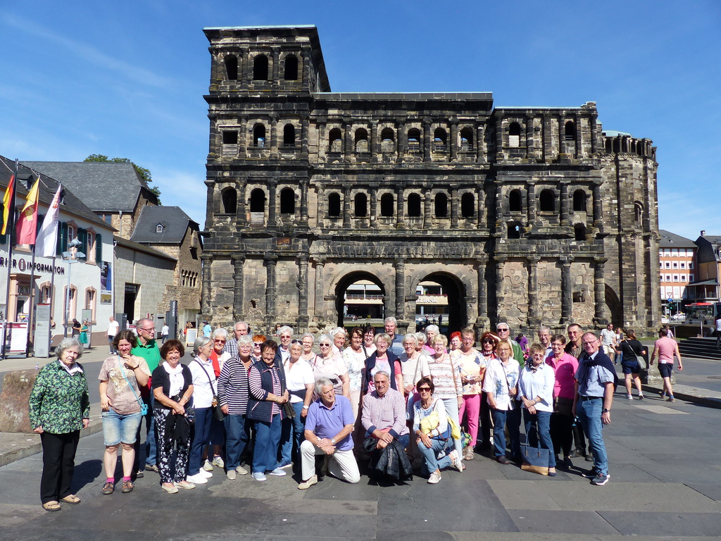 Reisegruppe - in Trier vor der Porta Nigra