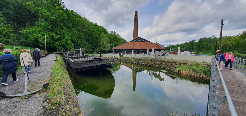 Schiff "Ludwig Henz" vor der Ziegelbrennerei