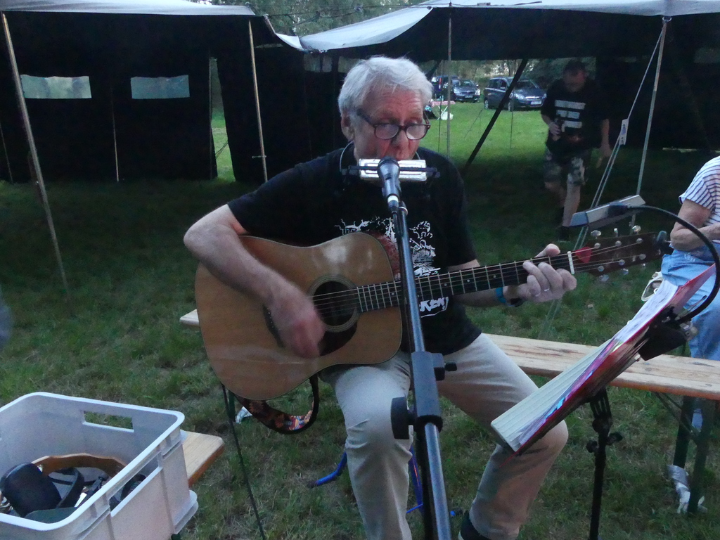 Am Lagerfeuer musizierte Theo Stevens mit seiner Gitarre alte Volkslieder