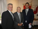 Ehrenvorsitzender Theo gratuliert dem Vorstand der 1. Schützenkompanie Olaf Zimmermann (lienks) und Christian Loyen (rechts)