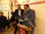 OB Frank Meyer überreicht dem 1. Vorsitzenden Holger Hütig ein Erinnerungsgruß P1090007