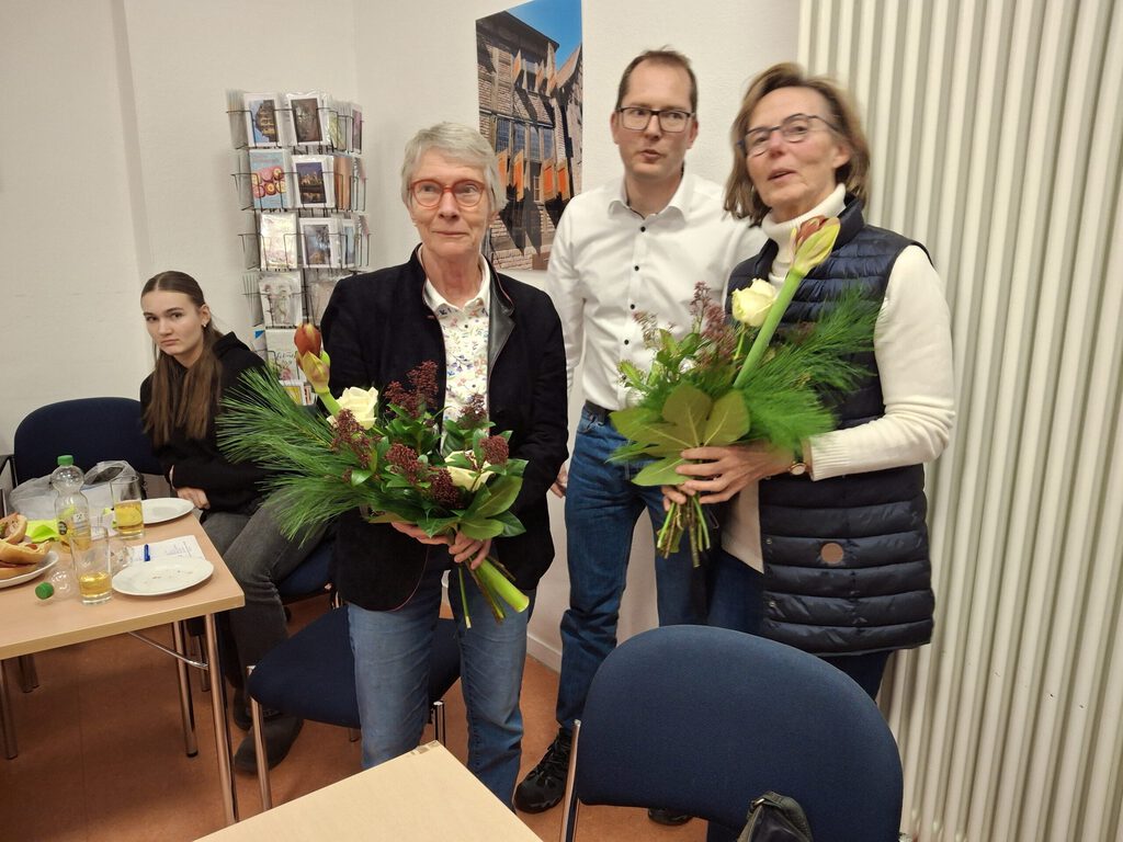 Holger Hütig verabschiedet Angelika Hütig-Braun (links) und Heidi Deiss (rechts)