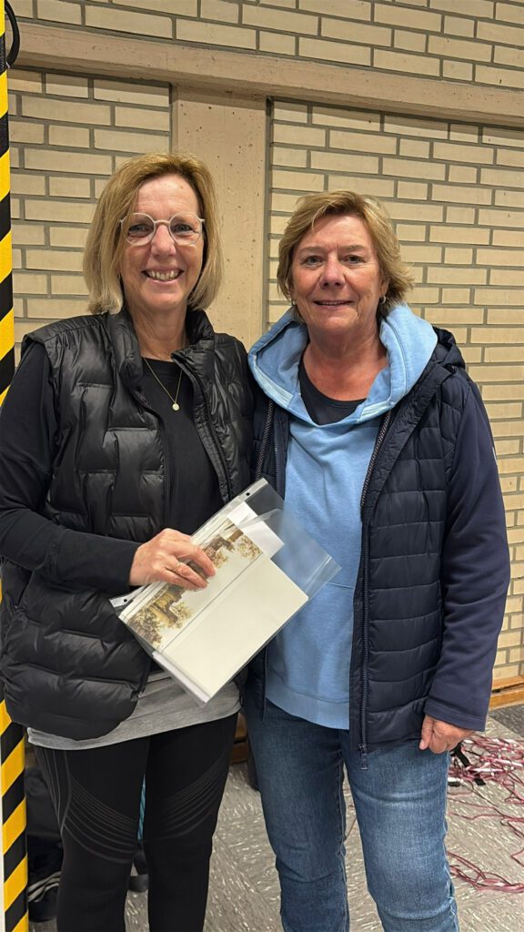 Die 1. Vorsitzende Karin Weichert gratulierte Susanne zum 60. Geburtstag