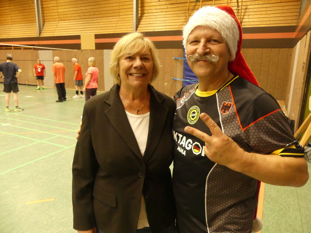 Die 1. Vorsitzende Karin Weichert besuchte das Stollenturnier in der Harald Fiedler Halle