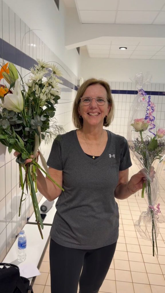 In der Wassergymnastikhalle wurden Blumen zum 60. Geburtstag überreicht