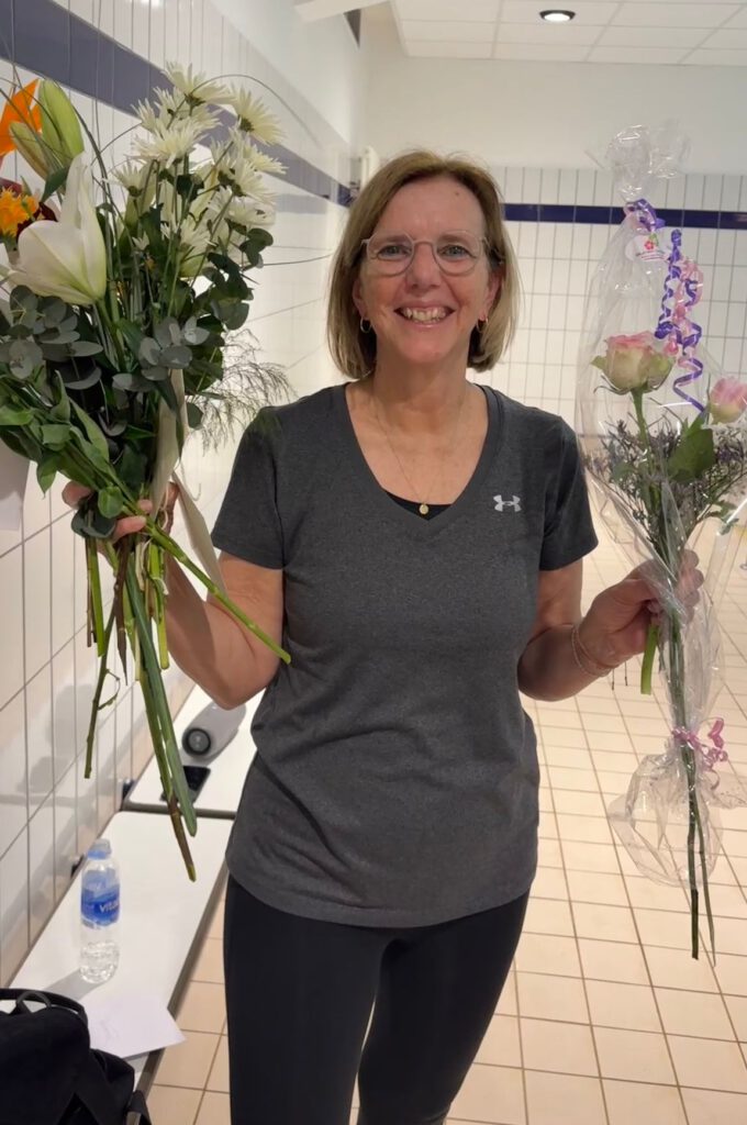 In der Wassergymnastikhalle wurden Blumen zum 60. Geburtstag überreicht