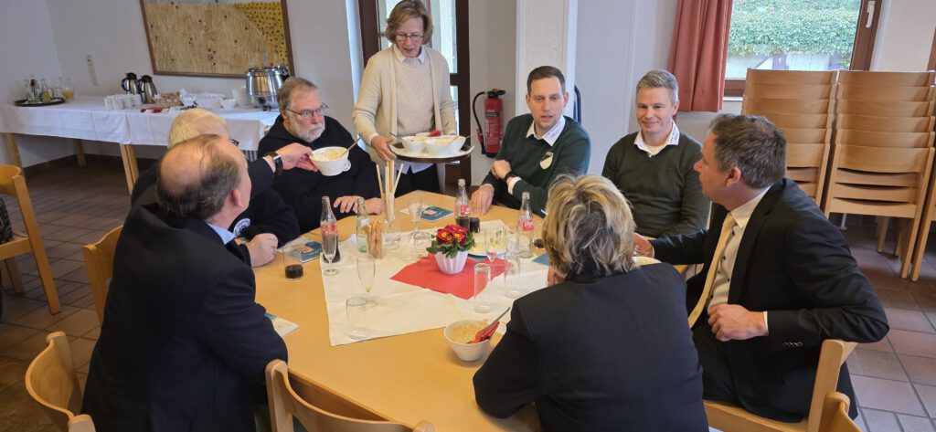 Neujahrsempfang im Pfarrsaal St. Margareta Tischgespräche der 1.Vorsitzenden Karin Weichert mit Linner Vereine