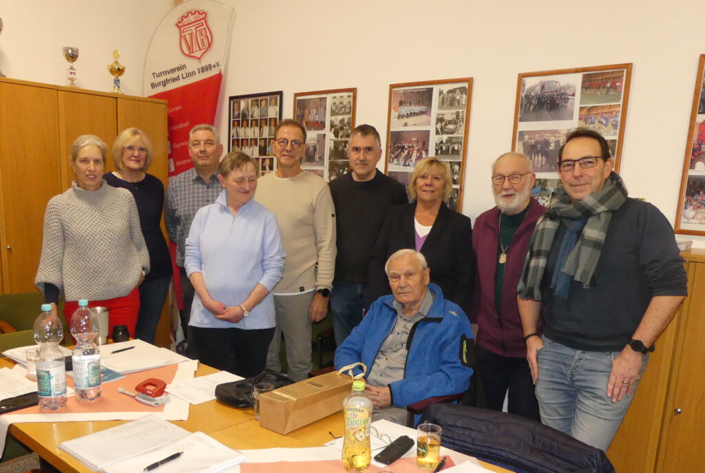 Ehrung Theo Tilosen zur 80 Jährigen Vereinszugehörigkeit im Geschäftszimmer