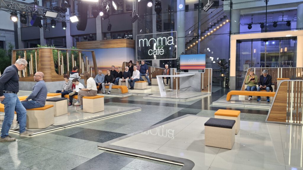 Verdienstnadel für Charly Foncken vom SSB, Besuch im MOMA Cafe