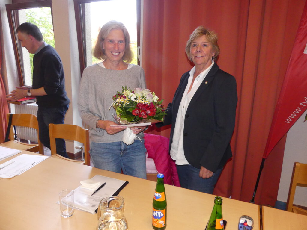 Ulla Scheel ehemals 2. Kassiererin, wird von der 1. Vorsitzenden Karin Weichert verabschiedet